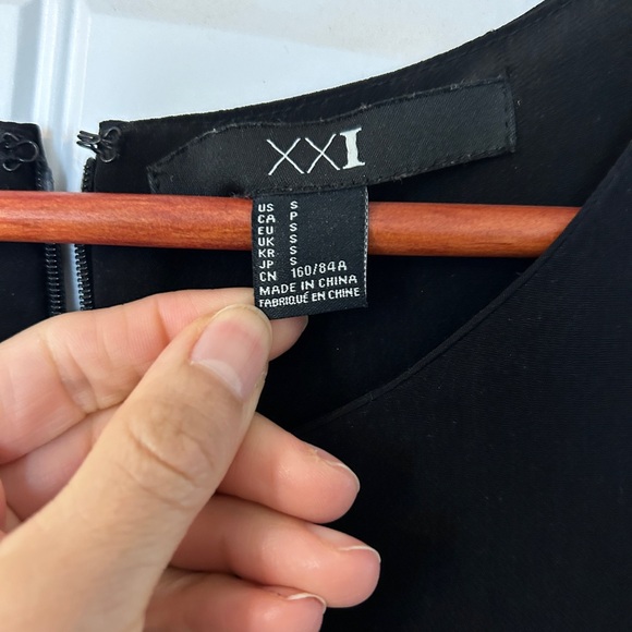 Black sequined peplum top - Picture 3 of 3